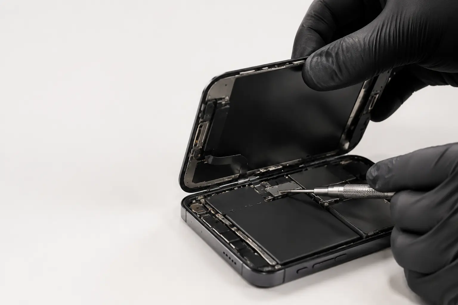 Técnico realizando un cambio de pantalla de iPhone 13