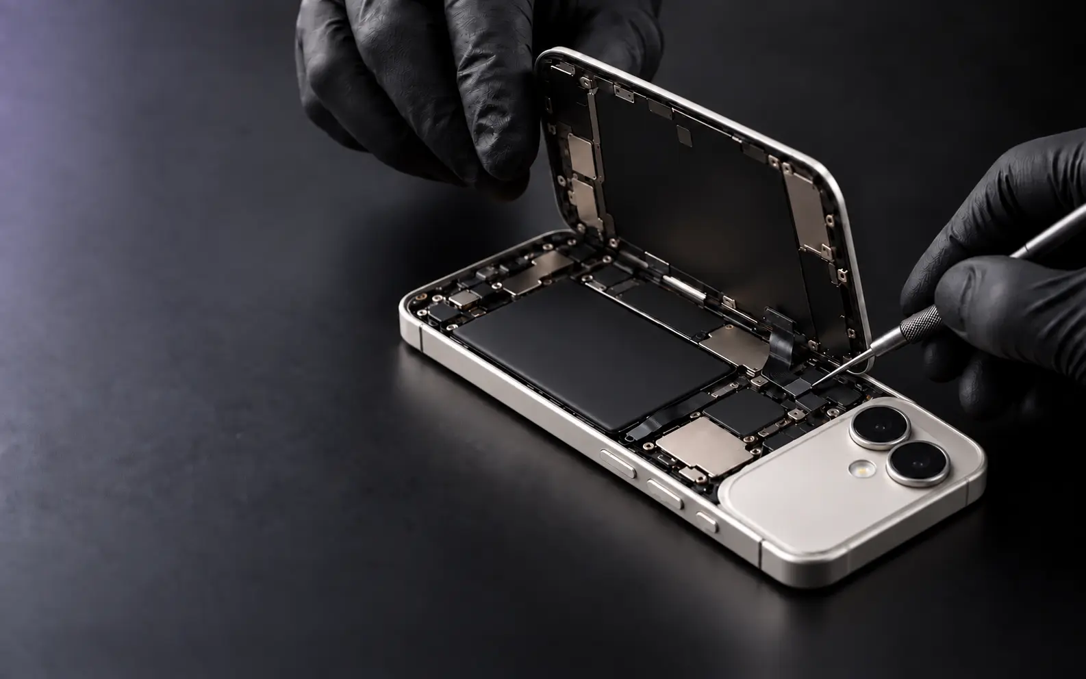 Técnico realizando un cambio de pantalla de iPhone 17